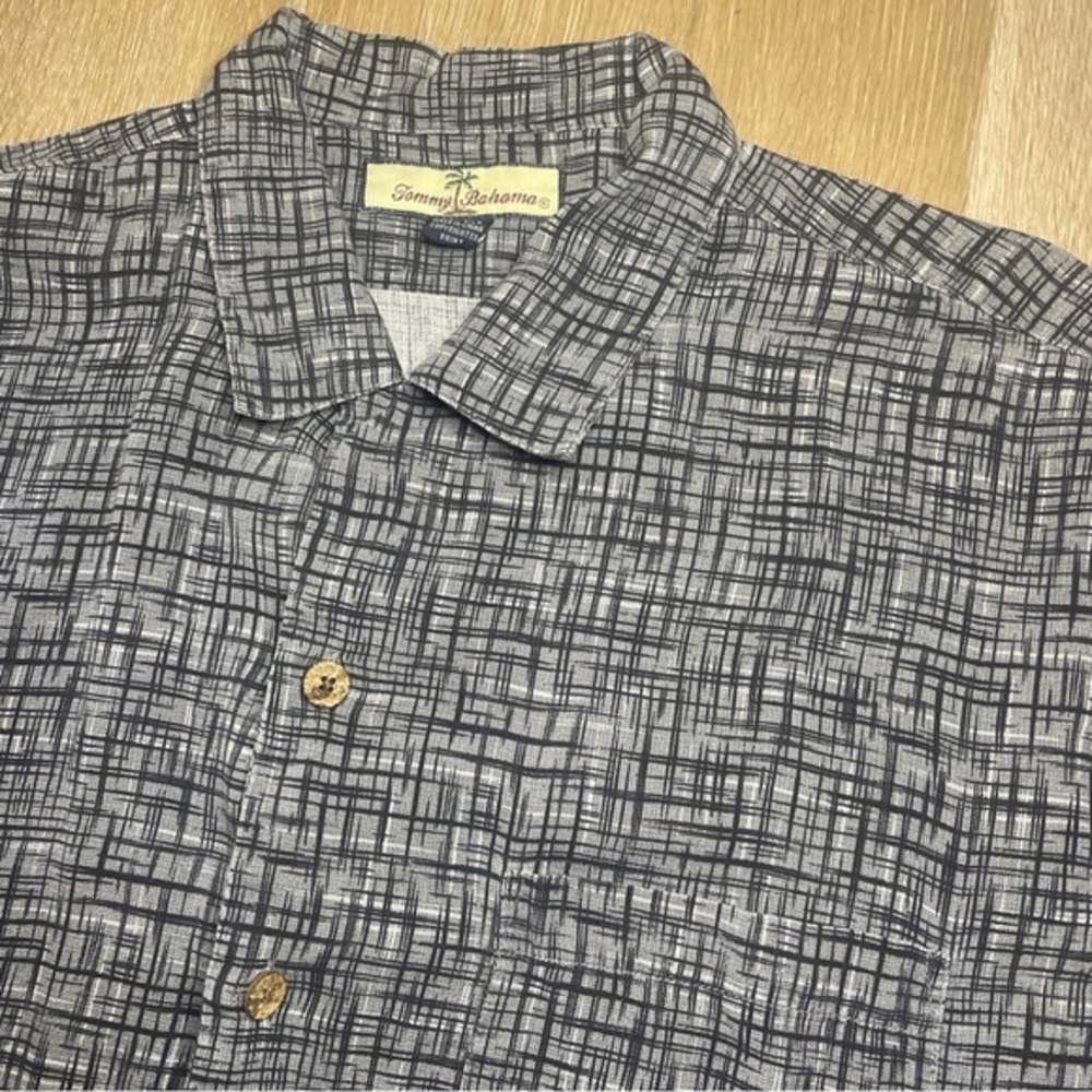 Tommy Bahama Men’s Medium Black‎ Floral Silk Short Sleeve Hawaiian Shirt